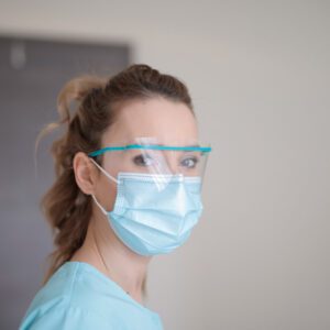 Doctora con mascarilla